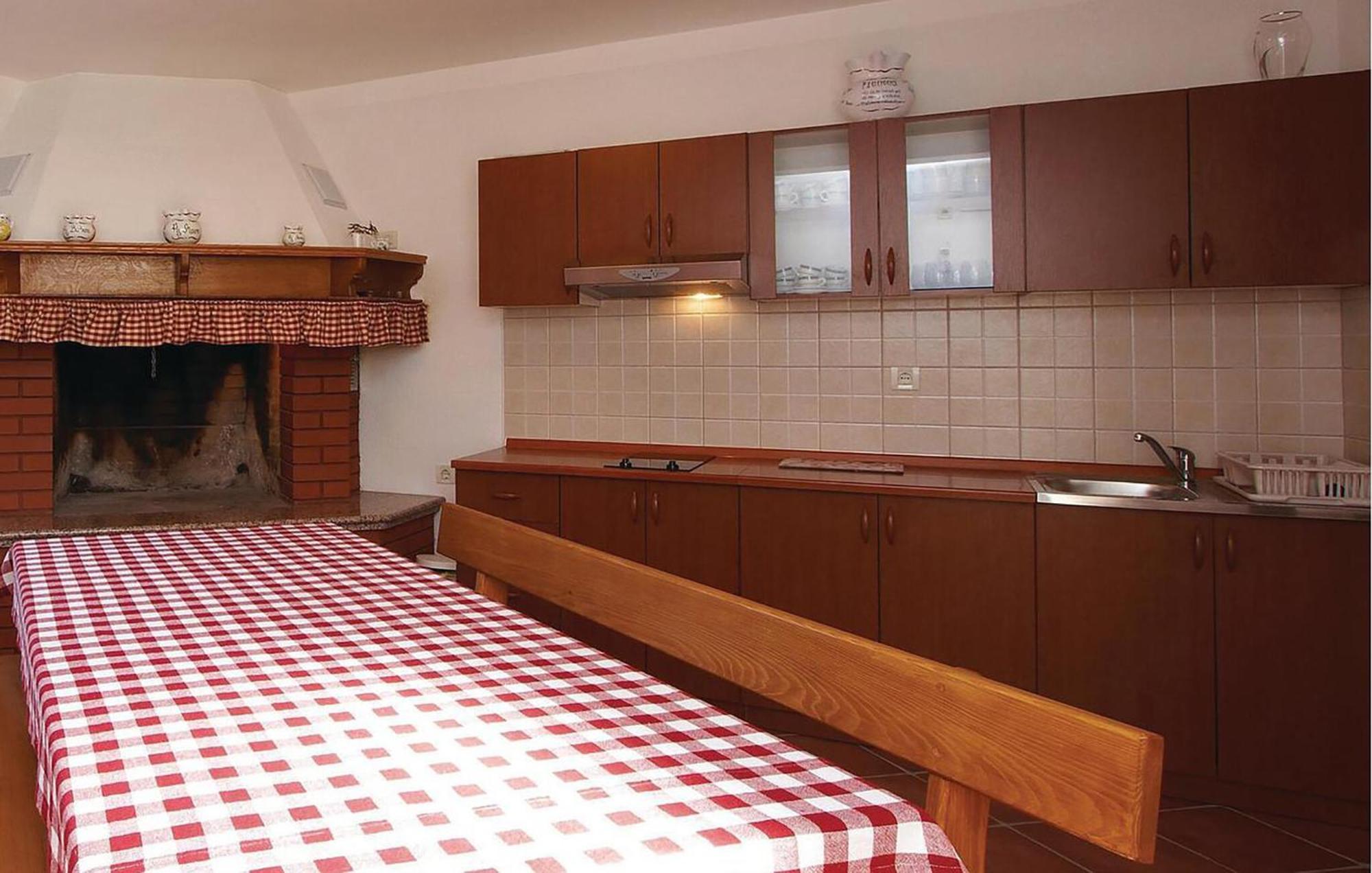 2 Bedroom Awesome Apartment In Plomin Bagian luar foto
