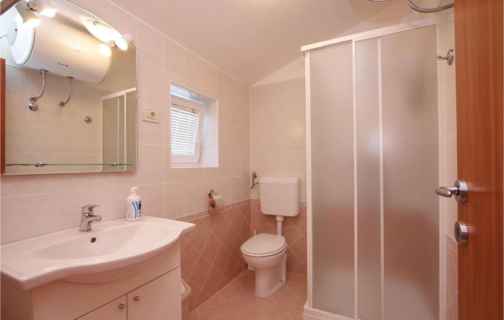 2 Bedroom Awesome Apartment In Plomin Bagian luar foto