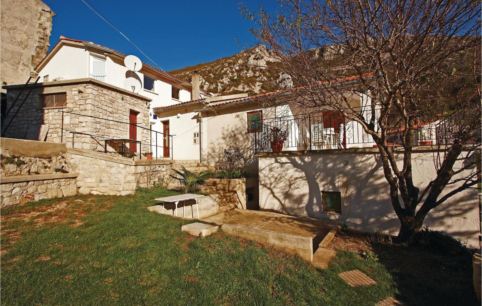 2 Bedroom Awesome Apartment In Plomin Bagian luar foto