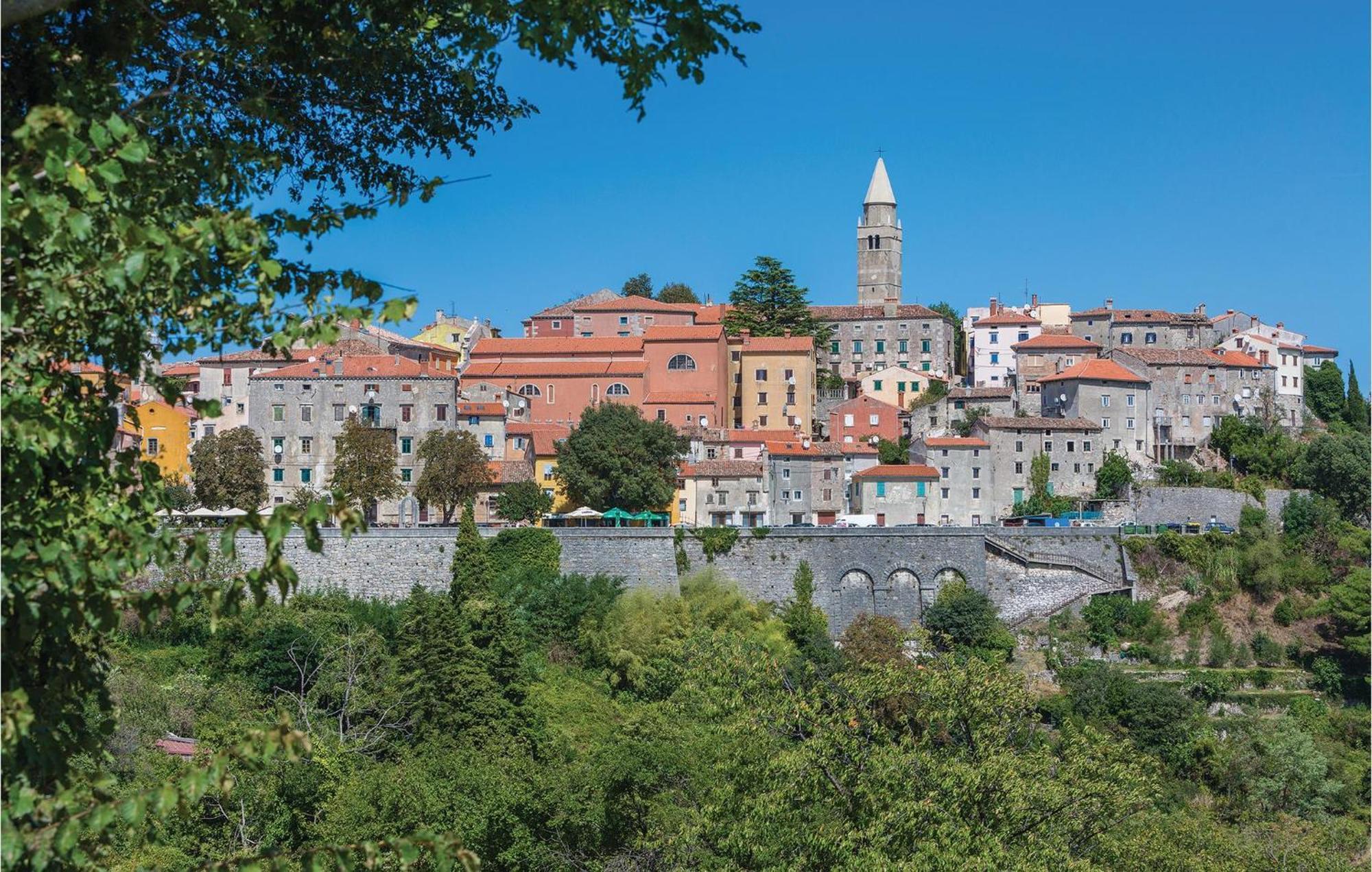 2 Bedroom Awesome Apartment In Plomin Bagian luar foto